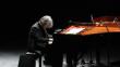Ryuichi Sakamoto toca el piano. / Foto:LLUÍS SERRAT