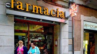 La farmàcia s'ubica en una casa aixecada damunt del convent de Santa Clara. Foto:JORDI SOLER