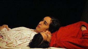 Dues de les protagonistes d'‘El viento en un violín', de Claudio Tolcachir. Es va veure a Temporada Alta. Foto:M. LLADÓ
