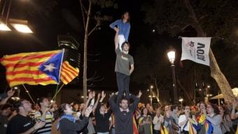 Un grup de voluntaris, celebrant l'èxit del 10-A , diumenge passat a la Rambla de Santa Mònica. Foto:ROBERT RAMOS