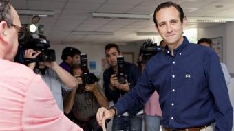 El candidat del PP al Parlament Balear, José Ramón Bauzà, votant avui a Marratxí Foto:MONTSERRAT T. DIEZ
