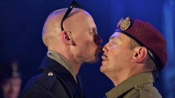 Una escena del muntatge ‘Enric V', dels Propeller , una de les experiències superbes del festival Foto:ARXIU