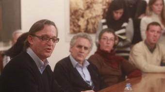 Josep Maria Vila d'Abadal va fer ahir a la tarda una roda de premsa a Vic per explicar la seva decisió Foto:ALBERT LLIMÓS / EL 9 NOU