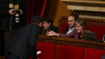 El grup parlamentari d'ICV-EUiA parlant ahir amb el conseller d'Habitatge, Santi Vila, en el ple sobre la pobresa Foto:ANDREU PUIG