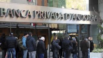 Clients de la BPA fan cua per treure els diners dels seus comptes Foto:EFE
