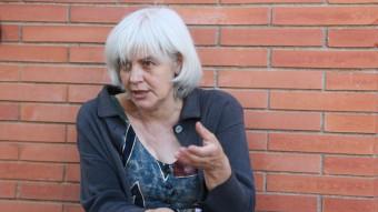 Dolors Sabater, fotografiada ahir a l'exterior del centre de disminuïts profunds que ella mateixa, amb altres ciutadans, va reivindicar en el seu dia Foto:ANDREU PUIG