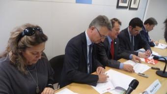 Signatura del pacte entre CiU, PSC i ERC pel govern del Consell Comarcal del Maresme l'any 2014. Foto:T.M
