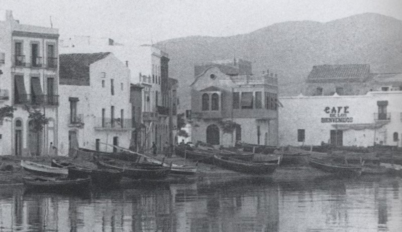 Imatge d''El cafè de los Bienvenidos o del Cuquet, al moll de la Timba, a principis del segle XX.