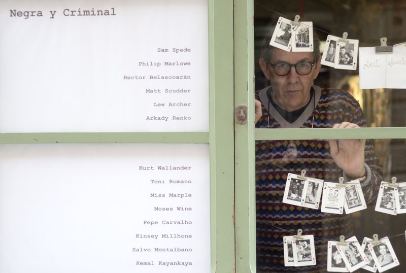 Imatge del llibreter Paco Camarasa, a la porta de la llibreria Negra y Criminal.