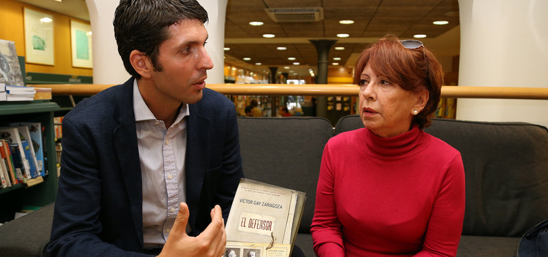 Imatge de Víctor Gay Zarazoga i Marilú Colubí, ahir, a la llibreria La Casa del Llibre de Barcelona.