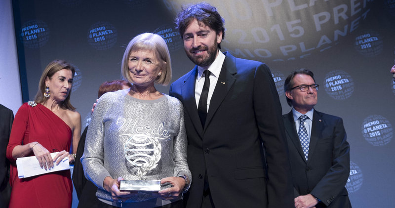 Imatge de la guanyadora del premi Planeta 2015, Alícia Giménez Bartlett, i el finalista Daniel Sánchez Arévalo, ahir a l'acte de lliurament dels premis.
