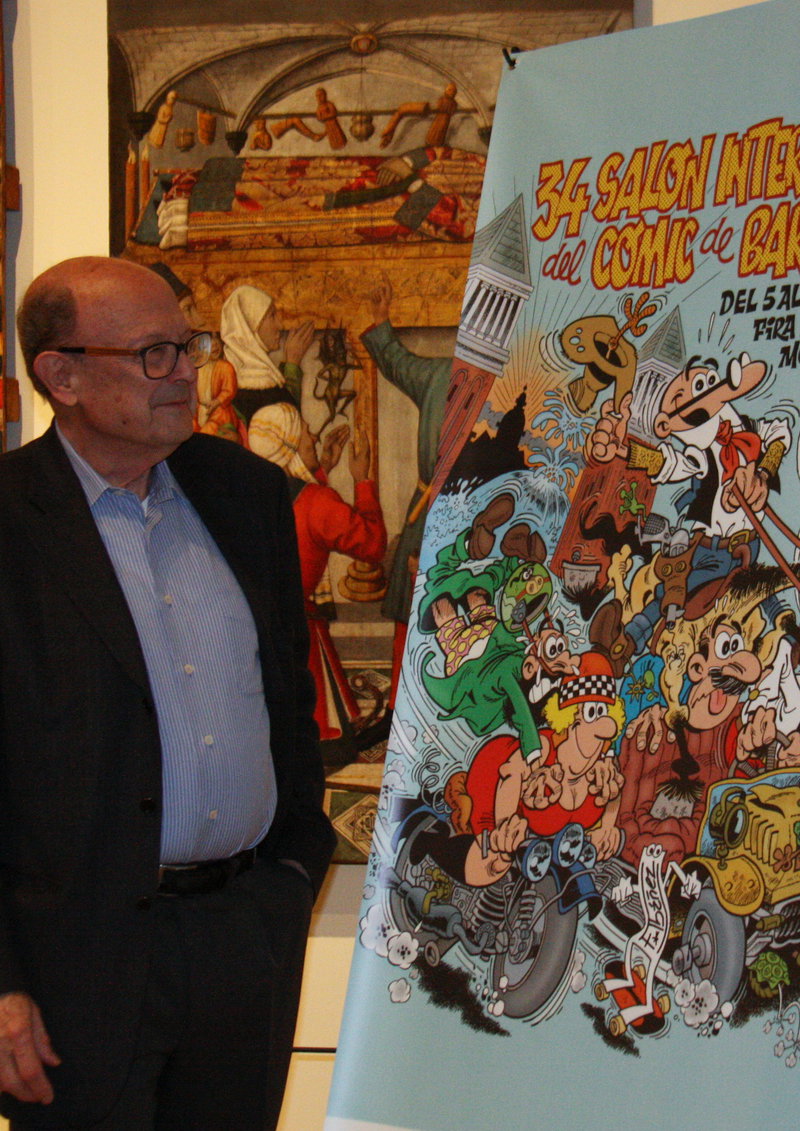 Imatge de Francisco Ibáñez, creador dels personatges Mortadel·lo i Filemó, al MNAC, contemplant el cartell del saló.