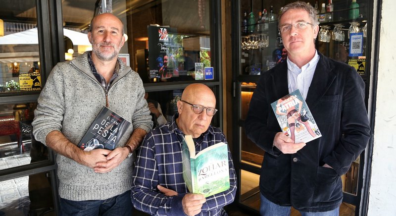 Imatge de Daniel Closa, F. Xavier Hernàndez Cardona i Jordi Panyella amb les novel·les de la nova editorial.