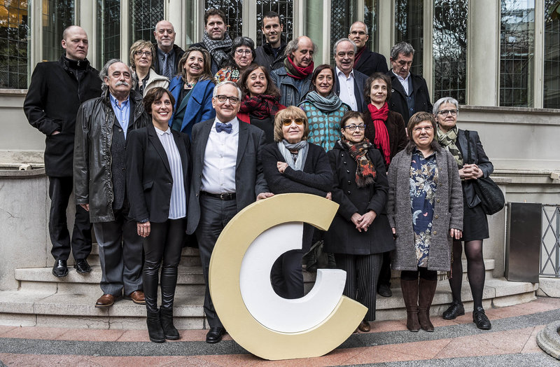 Imatge de membres del CoNCA amb els guanyadors dels Premis Nacionals de cultura 2016, ahir al migdia a Barcelona.
