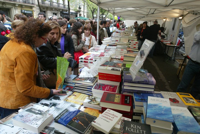 Imatge d'una parada de llibres durant la diada de Sant Jordi a Barcelona.