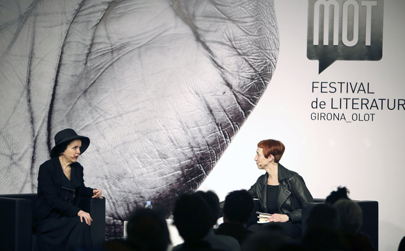Imatge d'Amélie Nothomb conversant amb Margarida Casacuberta.