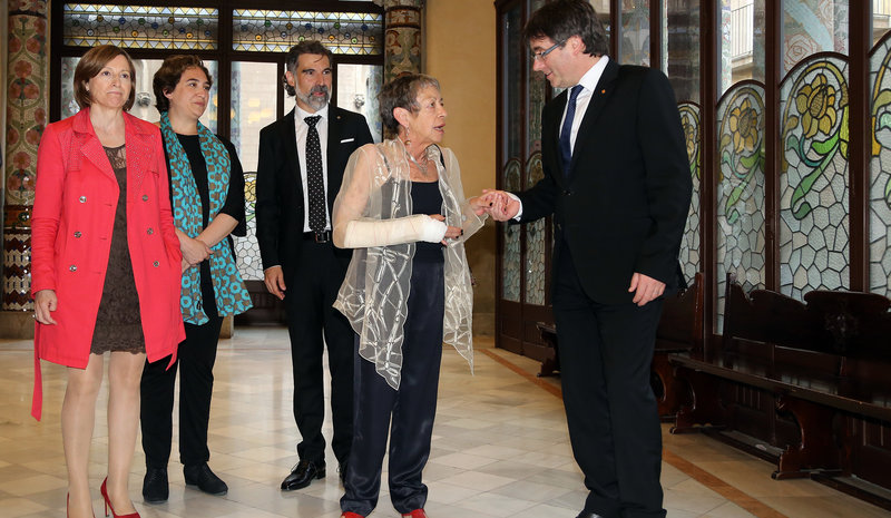 Imatge de Maria-Antònia Oliver, premi d'Honor de les Lletres Catalanes, és felicitada pel president Puigdemont, acompanyat de Forcadell, Colau i Cuixart.