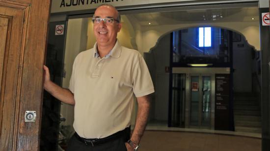 Jordi Mir a l'entrada de l'Ajuntament de Cabrera de Mar en una imatge d'arxiu Foto:JUANMA RAMOS