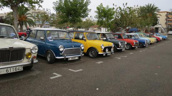 Alguns dels vehicles exposats a la 19a Fira Retro Motor Foto:AJUNTAMENT DE CASTELL-PLATJA D'ARO