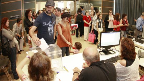 El saó de plens de l'Ajuntament de Salt, habilitat ahir com a espai de votació, amb dues urnes i llargues cues Foto:lluís serrat