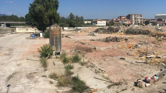 L'antiga empresa Frigorífics del Ter està en procés d'enderroc, per deixar l'àmbit net i segur. En el futur està previst la seva urbanització amb habitatges, equipaments i zones verdes Foto:J.N