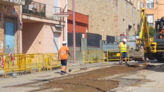 Operaris de Sorea treballant ahir al matí a l'avinguda Pau Casals de Palafolls on va rebentar la canonada d'aigua dissabte a la nit Foto:T.M