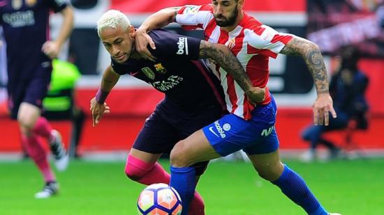 Neymar té la responsabilitat de posar-se l'equip a l'esquena i fer oblidar la mementània absència de Messi. Foto:ANDER GILLENEA / AFP