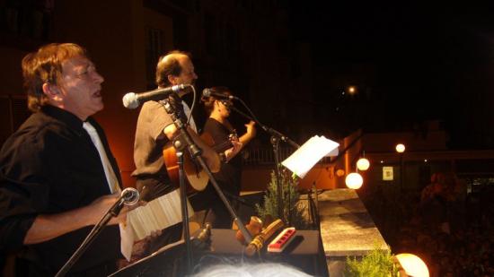El Vesper, en primer terme, i Carles Fontfreda, els Déu n'hi Duo, quan van actuar al pregó del Tura. Foto:J.C