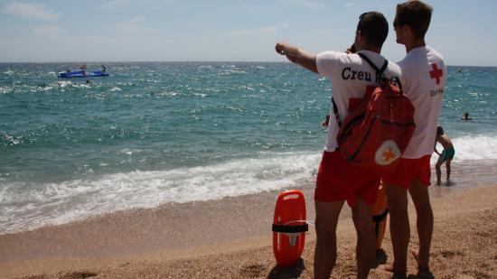 Dos socorristes de Creu Roja durant la tasca de vigilància en una platja del litoral gironí. Foto:ACN