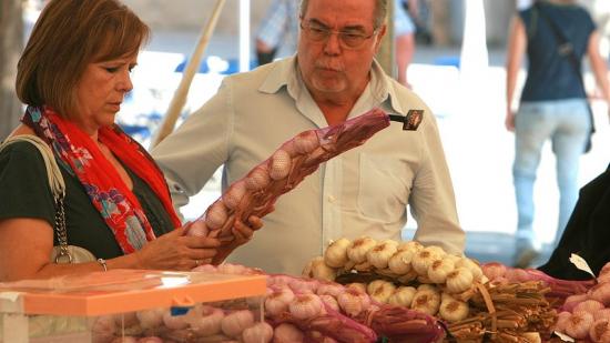 Una parada de la fira de l'all de Cornellà. Foto:MANEL LLADÓ