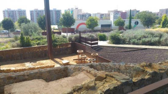 El celler romà de Vallmora, a Teià, en primer terme i al fons l'edifici de l'antic centre d'acollida turística Foto:T.M