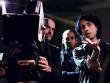 Jonás Trueba dóna instruccions a l'equip tècnic i als actors durant el rodatge de ‘La reconquista' Foto:JORGE FUEMBUENA/CINE BINARIO