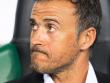 Luis Enrique, atent, en el partit disputat ahir a Mönchengladbach Foto:EFE