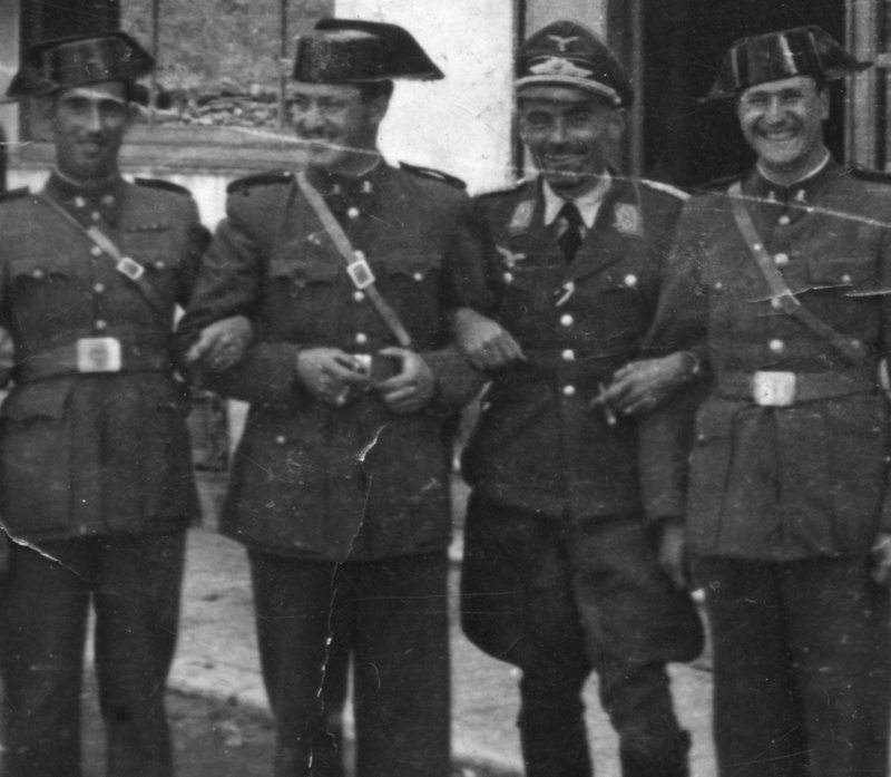 Agents de la Guàrdia Civil i un oficial alemany en la foto que il·lustra la portada del llibre.