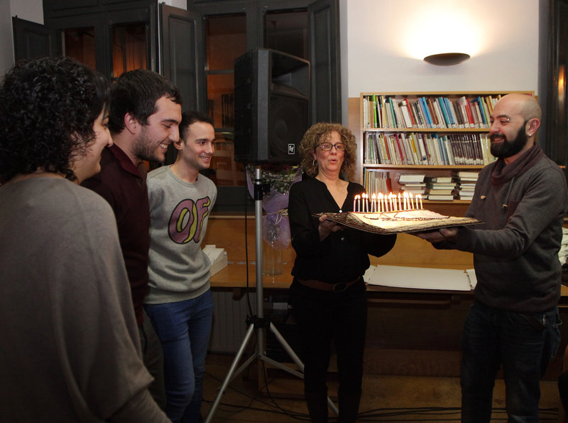 Una imatge de la bufada de 25 espelmes de la biblioteca municipal de Caldes de Malavella, ahir a la tarda.
