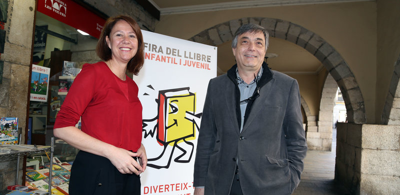 Imatge de l'alcaldessa de Girona, Marta Madrenas, amb Joan Matamala, ahir al matí davant de la llibreria Les Voltes, abans de la presentació de la fira.