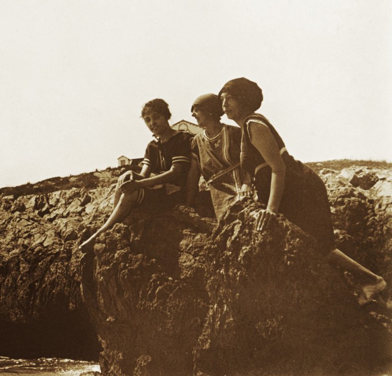Imatge d'Aurora Bertrana, a la dreta, amb dues amigues en una platja del Garraf, el 1918.